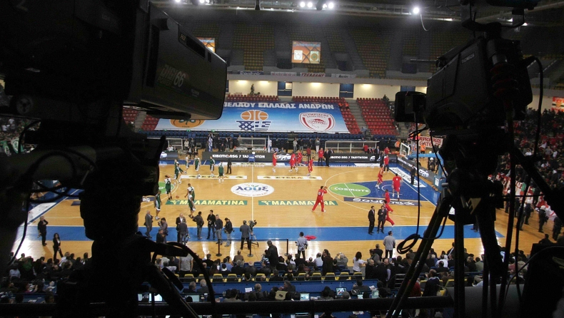 Εισβολή κουρσάρων μέσα στη στοά