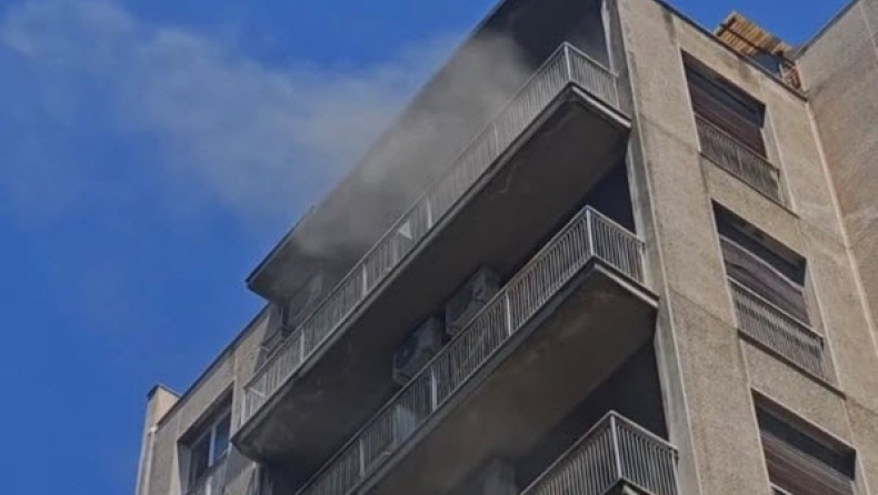 Φωτιά σε ξενοδοχείο στην Ομόνοια: Ένοικοι βγήκαν στα μπαλκόνια - Οι πρώτες εικόνες
