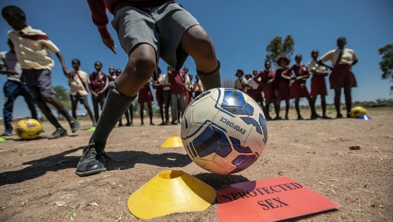 Ο CEO του Grassroots Soccer στο Gazzetta: «Οι καταστροφικές συνέπιες και η απώλεια φίλων από το HIV/AIDS μας οδήγησε στην ίδρυση του οργανισμού»