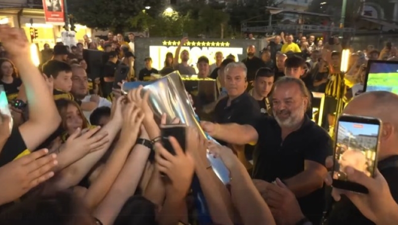 ΑΕΚ: Ο Ηλιόπουλος έγινε «ένα» με τα παιδιά στην Πάτρα, τραγουδώντας τον ύμνο με το τρόπαιο