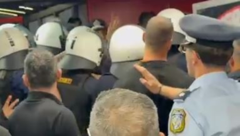 Ολυμπιακός - Παναθηναϊκός: Οι παίκτες των «πρασίνων» προσπάθησαν να βγουν στο παρκέ, τα ΜΑΤ δεν το επέτρεψαν