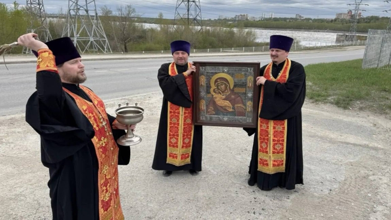 Ρώσοι ιερείς προσπαθούν να αναχαιτίσουν ουκρανικά 