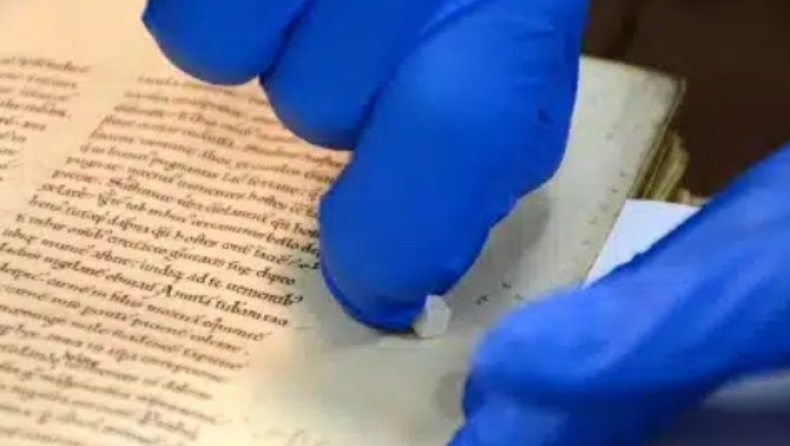 Επιστήμονες μπορούν να εξάγουν κρυμμένο DNA που έχει διατηρηθεί σε χειρόγραφα ηλικίας 1.300 ετών
