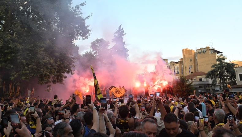 AEK: Οι Ενωσίτες έκαναν «πάρτι» στις Σέρρες και μετά καθάρισαν την πλατεία