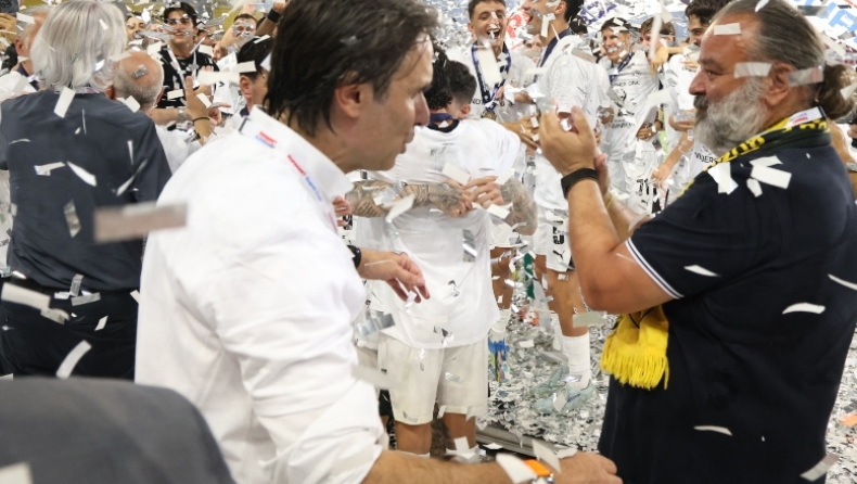 AEK – ΟΦΗ (τελικός Super Cup): Η αποθέωση του Fair Play όταν ο Μάριος Ηλιόπουλος βρέθηκε μπροστά στο βάθρο και χειροκρότησε την απονομή των Κυπελλούχων!