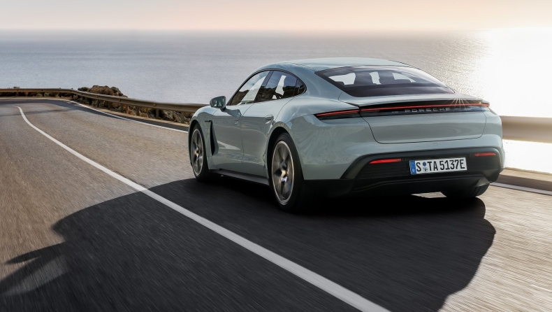 Porsche: Το ηλεκτρικό στολίδι της μετράει μέρες