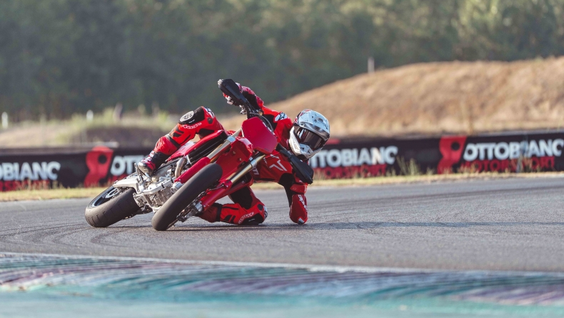 Ducati Desmo450 SM και η πλαγιολίσθηση αποκτά αγωνιστικό χαρακτήρα (vid)