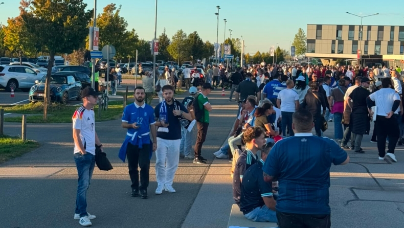 Πάθος για τη γαλανόλευκη: Πάνω από 5.000 Έλληνες στο Άουγκσμπουργκ!