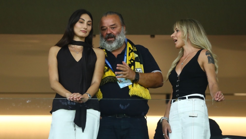 Μάριος Ηλιόπουλος: Η Σουίτα του Φιλοξενεί τους Πρωταγωνιστές Ντρισμπιώτη και Πλατανιώτη στον Αγώνα ΑΕΚ – Άρης
