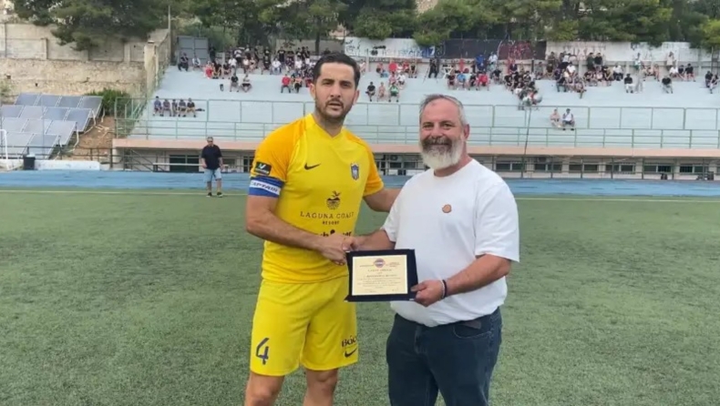 Αμφιάλη: Βράβευσε τους Σιόβα και Μανωλά για την προσφορά τους στο ελληνικό ποδόσφαιρο
