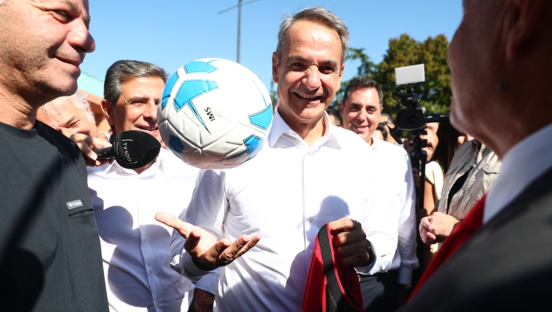 Ο Μητσοτάκης βρέθηκε στο περίπτερο του Απόλλωνα Καλαμαριάς στη ΔΕΘ: «Μας κάνατε ποδαρικό και ανεβήκαμε κατηγορία» (vid)