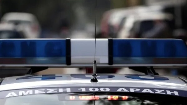 «Τσάκωσαν» 24χρονη που παρίστανε την πυροσβέστρια είχε αστυνομικούς φάρους στο όχημά της