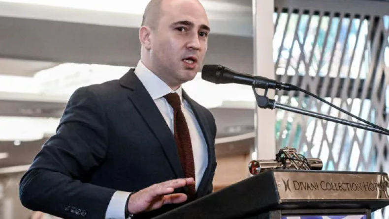 Αυτό είναι το βίντεο του Μπογδάνου που ζητά την απόλυση του Πάρι Ρούπου: «Να τρώνε pizza fan μόνο οι άπλυτοι»