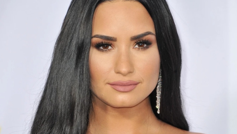 Η Ντέμι Λοβάτο έπαθε… Μπιάνκα Σενσόρι: Ο χορός φορώντας διχτυωτό καλσόν αντί για παντελόνι