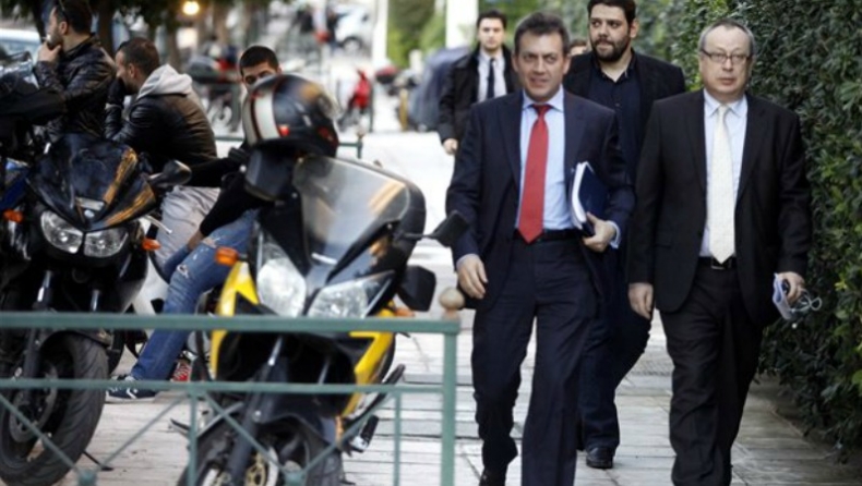Στην κόψη του ξυραφιού με την τρόικα‏