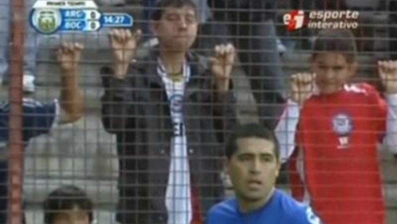 Ακόμα... φτύνει τον Ρικέλμε! (vid)