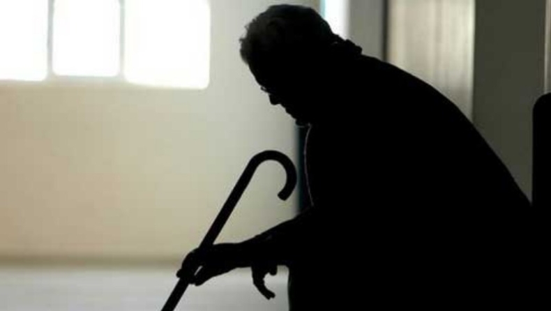 Άρπαξε 5.000 ευρώ από γριούλα