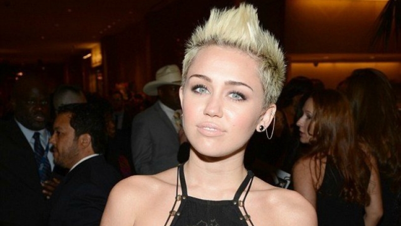 Η Miley Cyrus «διαδηλώνει» κατά του σουτιέν