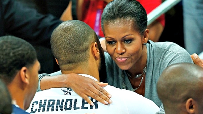 Χειραψίες; Πφ... Αγκαλιές απ' τη Μισέλ Ομπάμα