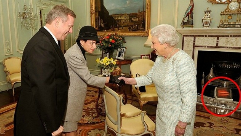 Η βασίλισσα Ελισάβετ ζεσταίνεται με σόμπα!