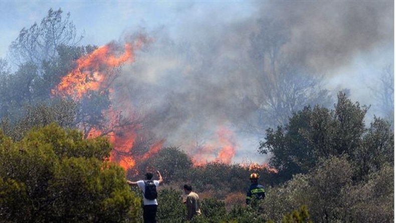 Σε εξέλιξη η πυρκαγιά σε Ζευγολατιό και Ξυλόκαστρο