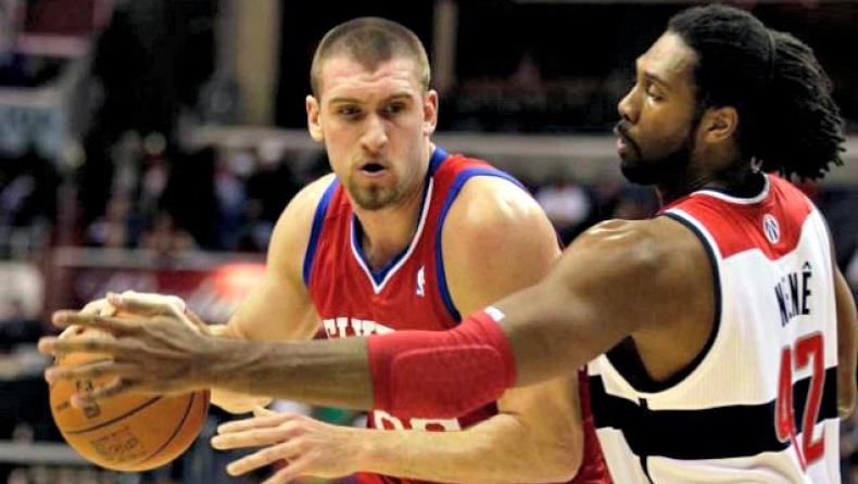 Συνεχίζει στους 76ers ο Χοζ