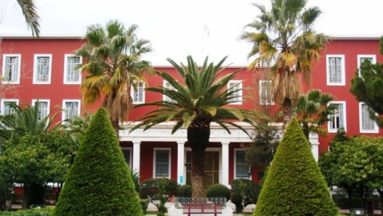 Χαμός στην Πάντειο με τραυματίες!