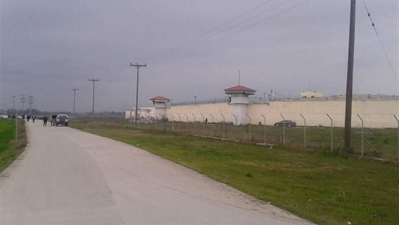 Χτύπησαν τις φυλακές Τρικάλων με οπλοπολυβόλο