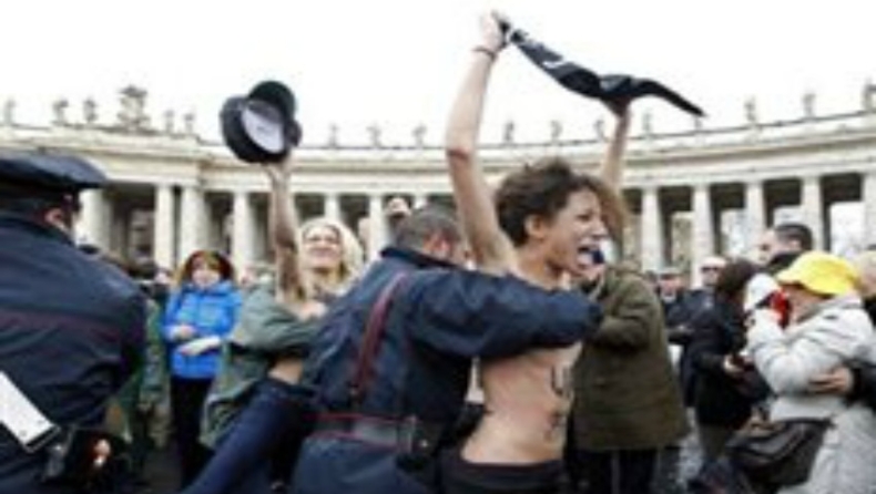 Γυμνόστηθη διαμαρτυρία την ώρα της προσευχής του Πάπα