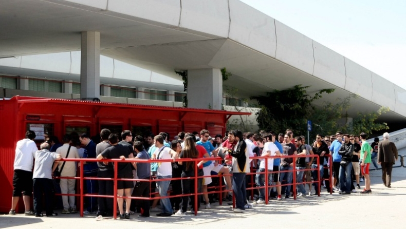 «Πανικός» για ένα εισιτήριο! (pics)