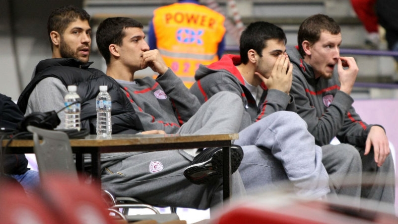 Μέσα ο Βασιλόπουλος, έξω Χάουαρντ, Λούκας