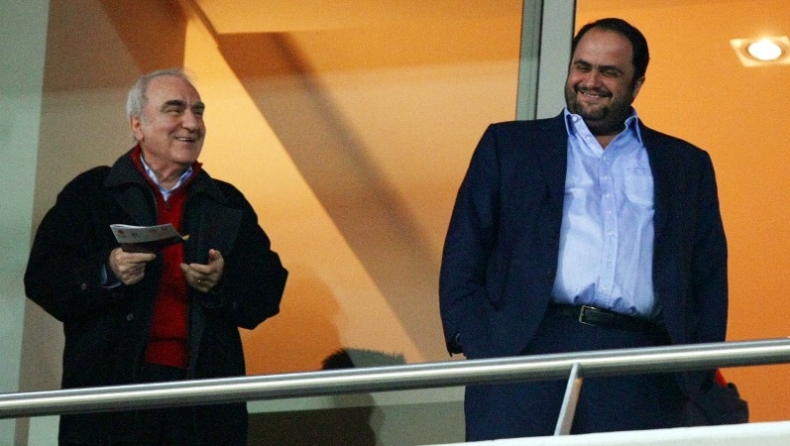 «Κρατάμε ψηλά την σημαία...»