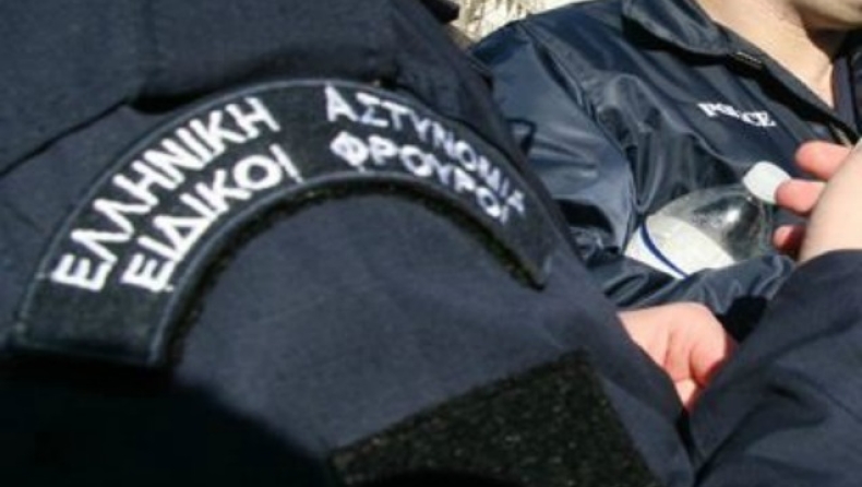 Ειδικός φρουρός λήστεψε αλλοδαπό