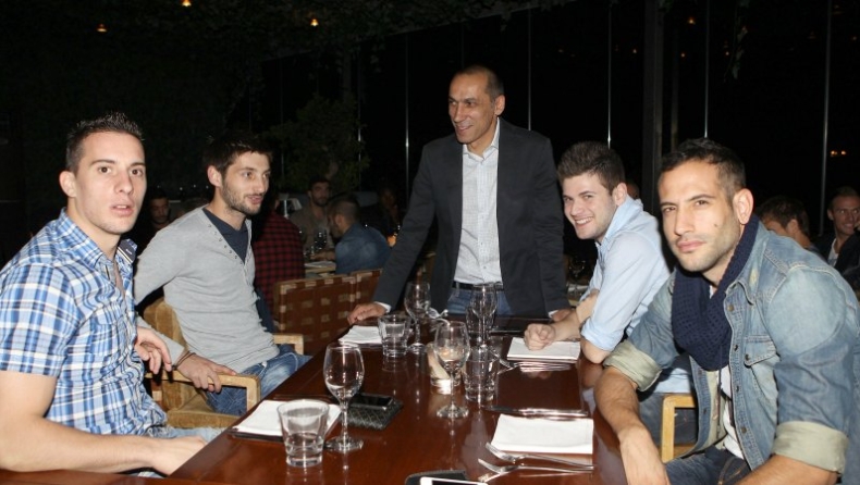 Ευχές και κέρασμα από Δώνη