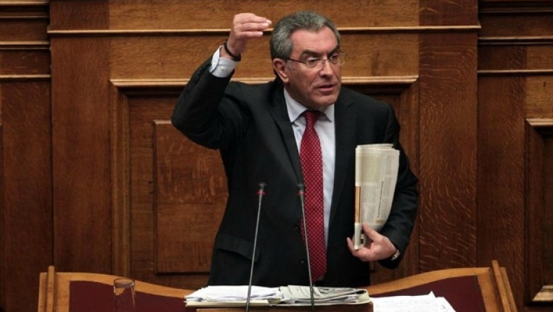 Βουλευτής ρίχνει μπουνιά και σπάει δάχτυλο