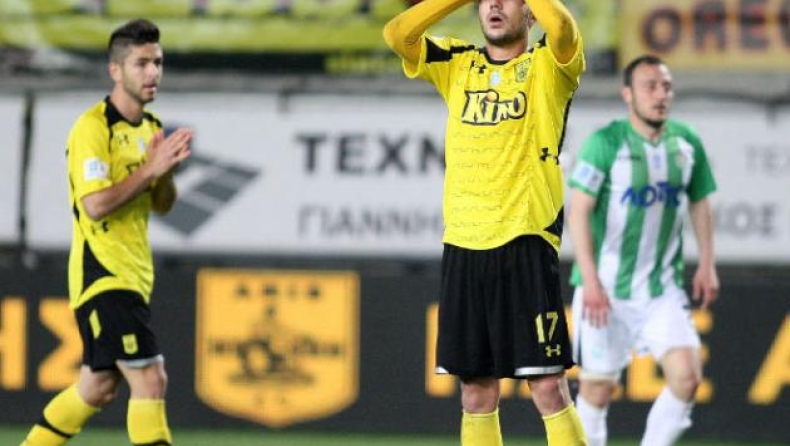 Βγάζει μόνος τα μάτια του…