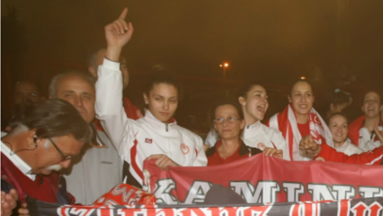 «Θρυλική» υποδοχή στις πρωταθλήτριες (pics)!