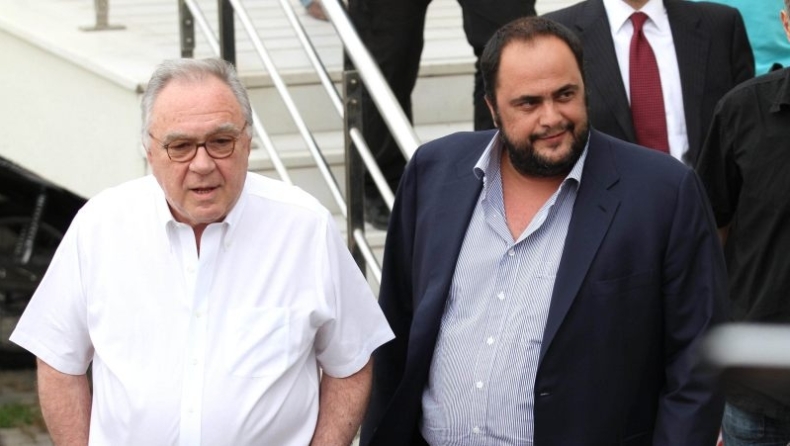 Έτοιμοι για τις υπογραφές!