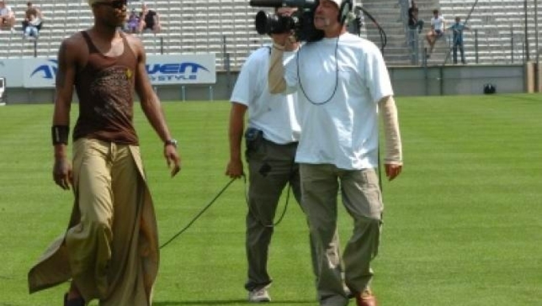 Με φούστα ο Σισέ στο γήπεδο