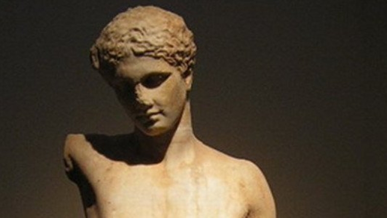 Kατάρ: Εντυσαν ελληνικά αγάλματα
