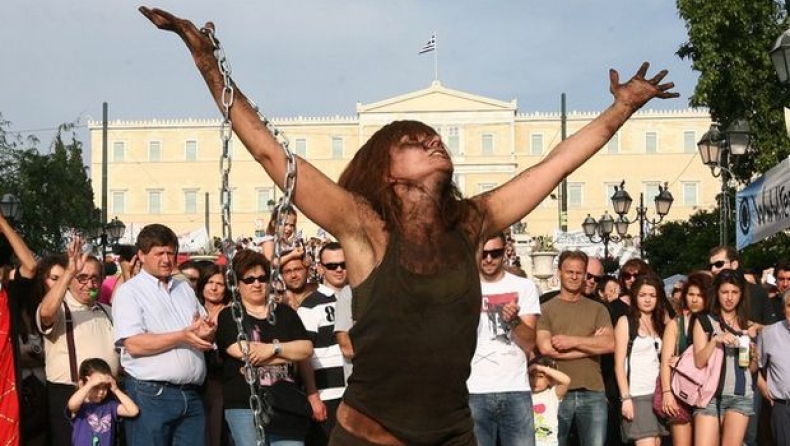 Η πλατεία είναι άδεια!