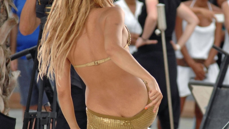 Η Shakira κουνιέται, το παντελόνι πέφτειιιιι
