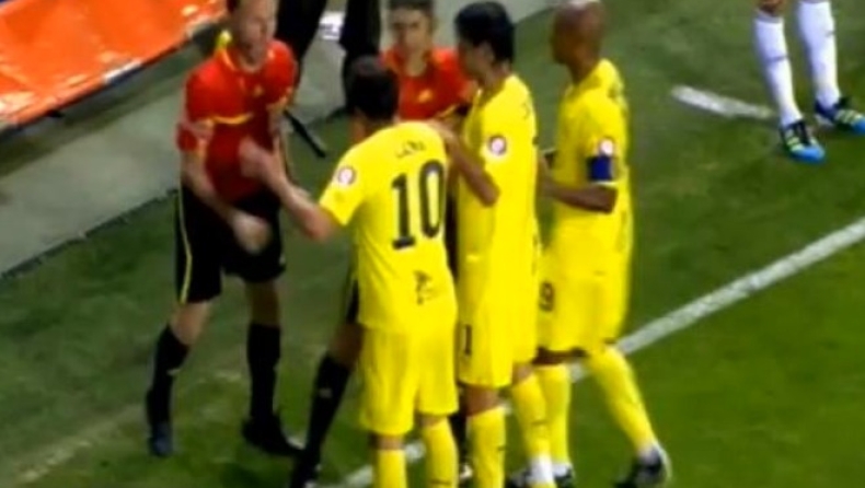 Ο βοηθός πατάει παίκτη (vid)