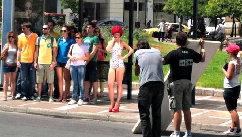 Σέξι κοκκινομάλλα μπλόκαρε τη Σταδίου! (pics)