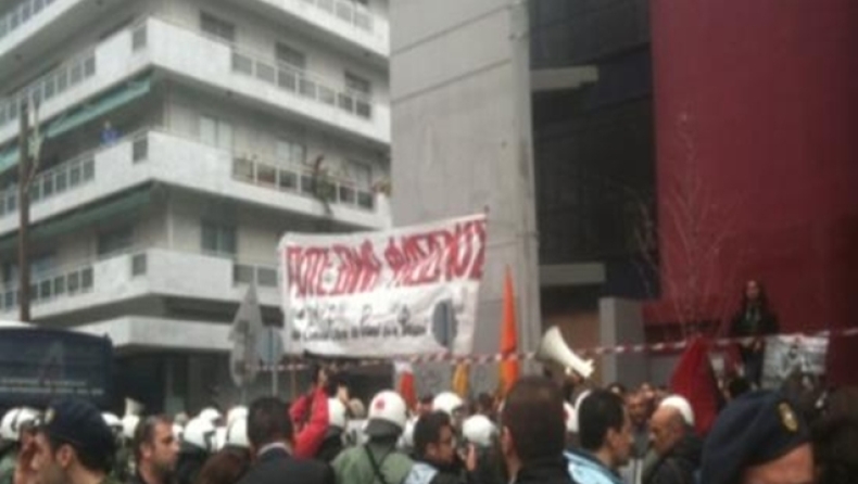 Πανό και διαμαρτυρίες την ώρα της παρέλασης