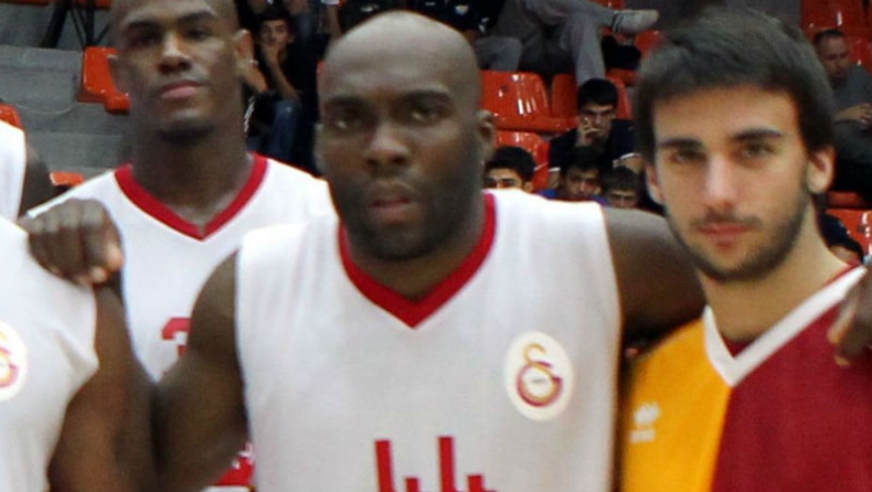 Εκτός για τρεις εβδομάδες ο Ντόμερκαντ