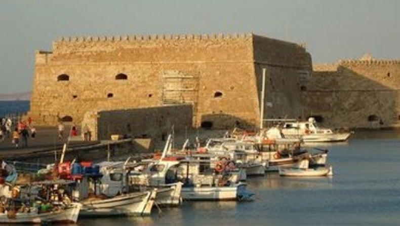 53χρονος έκανε «βουτιά» απ' τα Ενετικά Τείχη στο Ηράκλειο: Νοσηλεύεται σε κρίσιμη κατάσταση