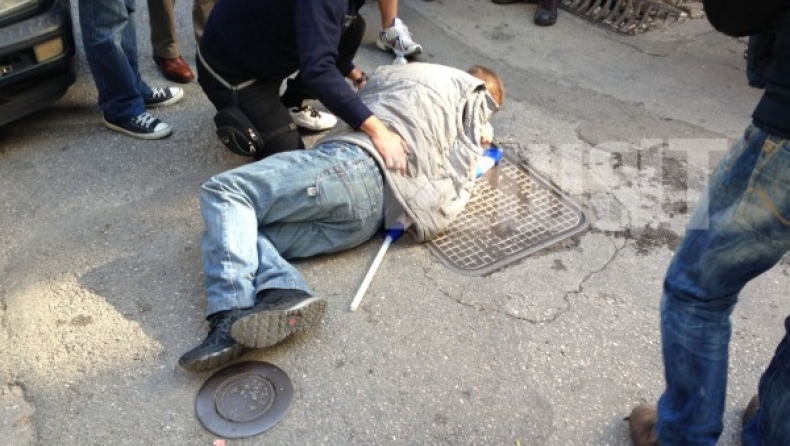 Ξυλοκοπήθηκε λόγω... γαλανόλευκης!