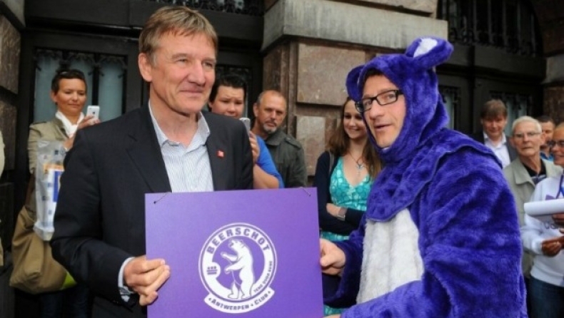 Έχασε το στοίχημα και ντύθηκε... αρκούδα! (pics)