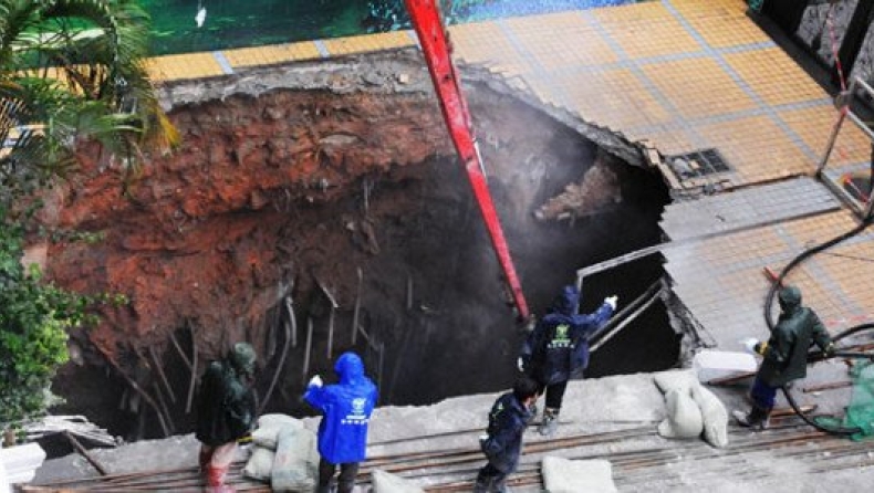 Aνοιξε κυριολεκτικά η γη και τον κατάπιε (vid)